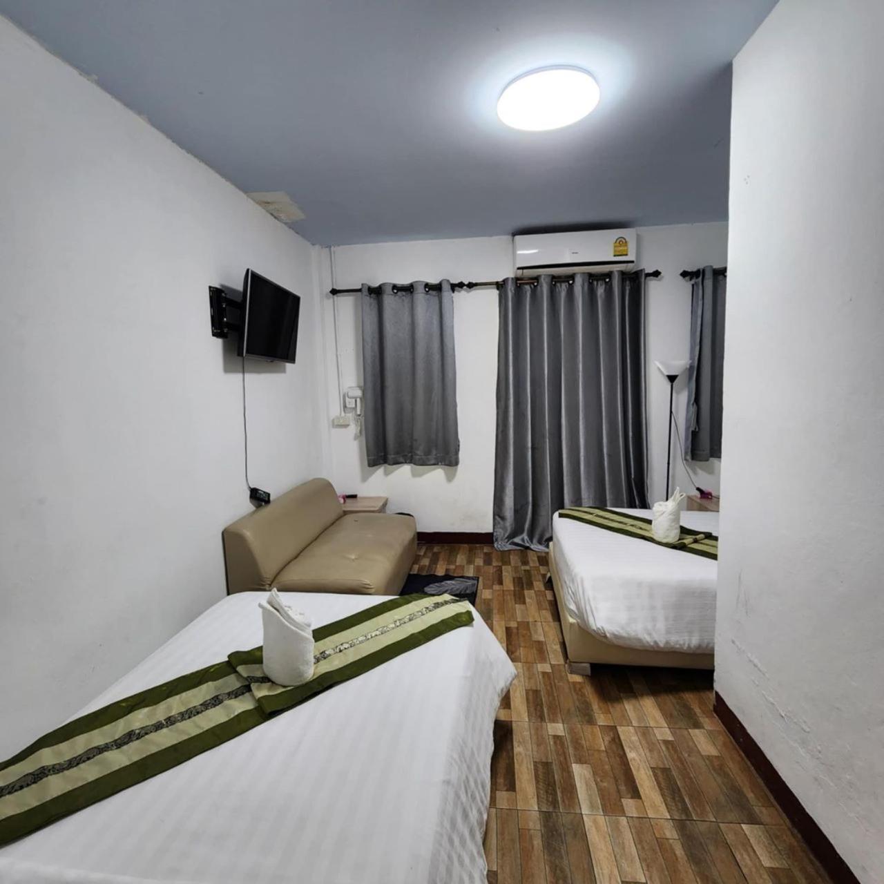 Hostel Chiangmai First House & Tour *